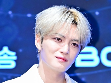 ジェジュン、タンクトップ姿で“マイメロ鏡”持ち…ギャップ萌えするファン続出「かわちい」【PHOTO】