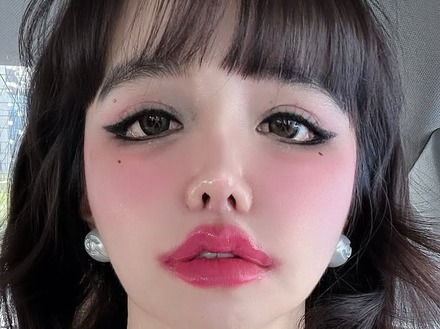 「私を整形ネタで売っていた」“64272e兆億ウォン”告訴に続き、古巣への不満爆発のパク・ボム