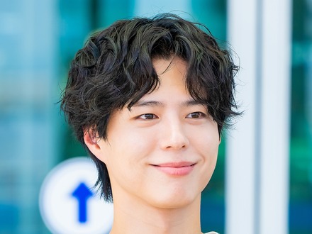 俳優パク・ボゴム、早朝ランニング中も輝く美貌!先輩歌手にファンへの感謝を語る微笑ましい姿も