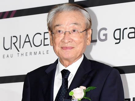「週に5回はやれ」の結婚式スピーチも今では…現役最高齢の韓国俳優(90)、健康が回復していない近況