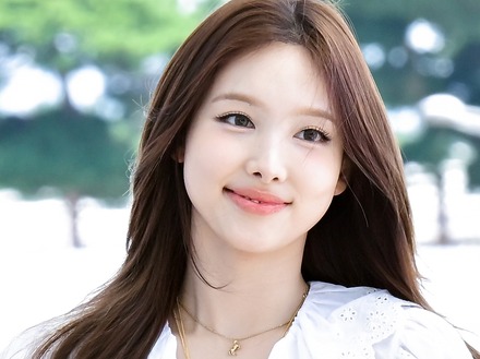 長い美脚丸出し!TWICE・ナヨンの肉体美浮き上がる衣装姿が素敵 ミナとの密着肩乗せショットも【PHOTO】