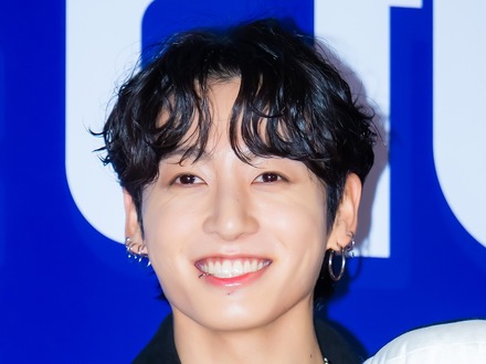 BTS・JUNG KOOK、兵役中の親友ASTRO・チャウヌを抱っこ?出演映画の応援に駆け付ける