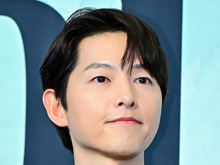 俳優ソン・ジュンギ、観客全員と握手&名前入り直筆はがき贈る!韓国ファンミを成功裏に終了
