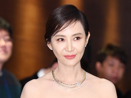 これが“アラ還”の美脚か…!? 網タイツで妖艶さに磨きがかかった韓国熟女優の色気に注目【PHOTO】