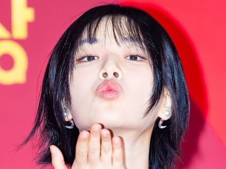 ベッドに寝そべり際立つ“ヘルシー”なボリューミーさ BIBIの大胆なリゾートスタイルが話題に【PHOTO】