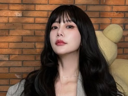 “離婚発表”後初のコメント、「世界で最も美しい女性」2位のクララがSNS更新 8億円新居が話題に