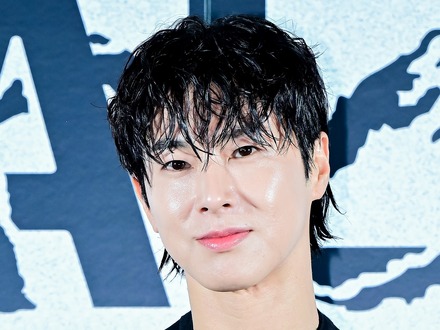 東方神起・ユンホ、モノクロの世界で強烈な存在感放つ!新AL最後のティザーイメージ公開