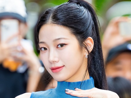 「イ、イケメンすぎる…」LE SSERAFIM・カズハ、“メンズライク”な新ビジュアルに沼落ちファン続出!【PHOTO】