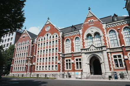 慶應義塾大学(yu_photo - stock.adobe.com)