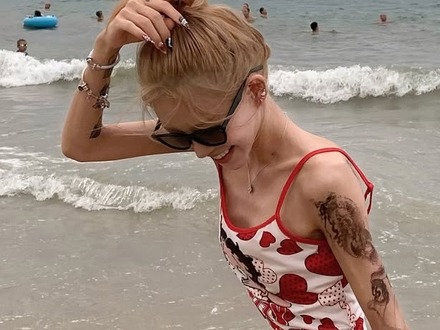 心配になる“極細ウエスト”も…元巨人投手と国民的女優の両親失った韓国インフルエンサー、ソン・フンミンにメロメロ?【PHOTO】