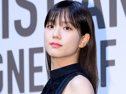 透けてインナーが…BLACKPINK・ジス、スタイル際立つオフショットに視線釘付け!「大胆すぎます」【PHOTO】