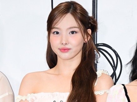 TWICE・ナヨン、挑発的な“チョコミント衣装”で舌ペロ！ツアーオフショットが話題【PHOTO】