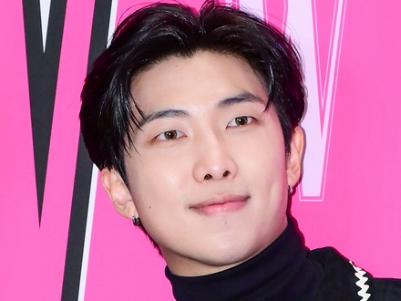 BTS・RM、両親&妹と一緒に撮った“顔出し”家族写真を公開 おだやかな表情が全員そっくり【PHOTO】