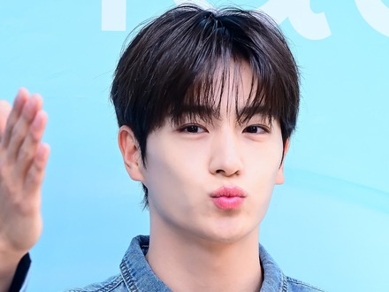 THE BOYZ・ヒョンジェ、爽やかデニムルックでイベントに登場!愛嬌満点ビジュアルで魅了【PHOTO】