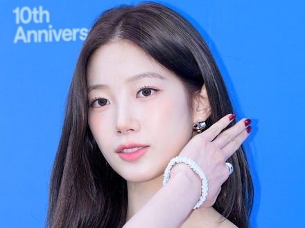 そんなところ開いてていいの?LE SSERAFIM・カズハ、大胆カットアウト衣装に視線釘付け!「やばい」【PHOTO】