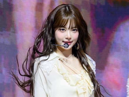 急成長が止まらない…LE SSERAFIM・ウンチェ、網タイツ姿で大人な魅力「ヤバい」【PHOTO】