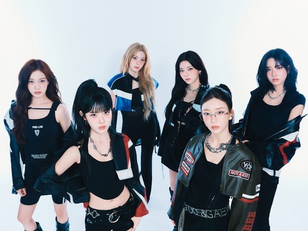STAYC、日本1stフルアルバム『STAY ALIVE』のジャケット解禁!豪華17曲収録の詳細も公開