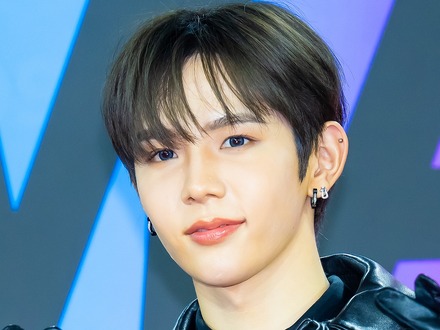 「彼氏すぎる」RIIZE・ショウタロウ、イケメンオーラ放つ夜のお散歩SHOTにファン悶絶!【PHOTO】