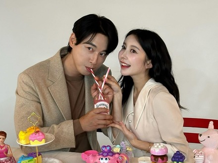 ファンだった14歳上の韓国俳優と結婚!日本人妻アヤネさんの“寝そべりSHOT”にファンもほっこり【PHOTO】