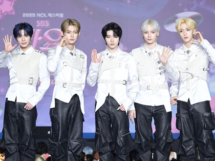 「絆が尊い…」TXT、ヨンジュンのソロデビューを応援!メンバー愛あふれる写真が話題に【PHOTO】