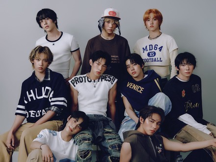 日本人メンバーも所属するAHOF、3冠達成で新人王レース独走!『Pinocchio』MVも4000万回突破