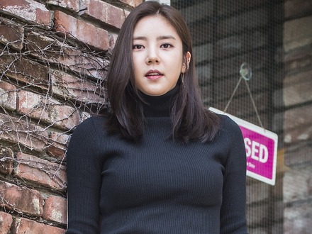 本当に42歳?産後7カ月で“20kg”ダイエット成功の韓国女優、美腹筋あらわな大胆レギンス姿を披露【PHOTO】