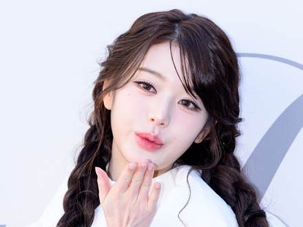 IVE・ウォニョン、投げキッスで純白の冬の女神に!異次元のスタイル引き立つコーデに注目【独自写真】