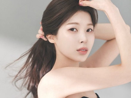 北朝鮮生まれ・韓国在住の脱北女優が日本へ!秋の大阪を大胆ミニスカで闊歩「私は“オオサカ体質”」【PHOTO】