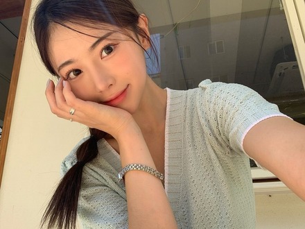 「冬の新婦だ!」韓国プロ野球チア、“すけすけ肩ヒモ”が眩しい純白衣装にファン騒然「結婚したい」【PHOTO】
