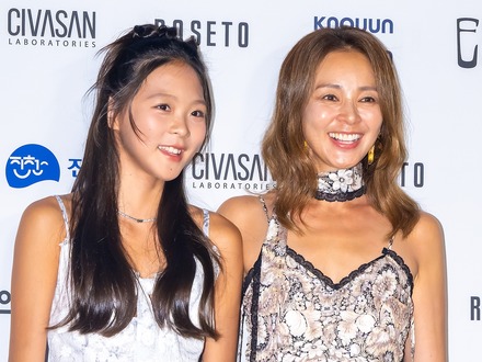 本当に14歳…?秋山成勲の娘サランちゃん、モデル母譲りの美貌&スタイル際立つ“成熟ビジュアル”に視線集中【PHOTO】
