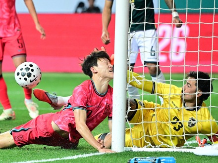 「これぞ“マナーの手”」日本と戦うボリビア代表GK、韓国戦で相手の“ポスト顔面衝突”防ぎ絶賛の声