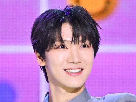 NCT・テン、ワインを片手に好青年の笑顔!台湾を楽しむ「子猫」のような姿が話題【PHOTO】