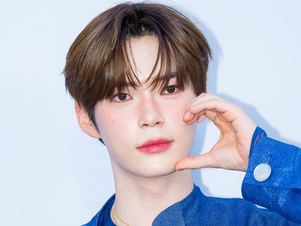 「新宿にいたなんて!」ZB1ソン・ハンビン、イケメンオーラ漂う“東京出没SHOT”が話題【PHOTO】