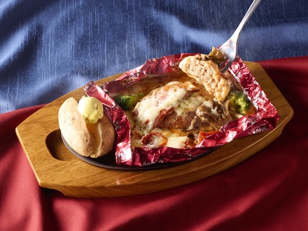 燻製ベーコンと舞茸の包み焼きハンバーグ~トマトと5種チーズのソース~ 単品:(税込1,419円)