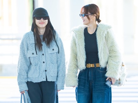 TWICE、個性が光る“冬コーデ”で空港に登場！ワールドツアー「THIS IS FOR」台湾公演のため出国【空港写真】