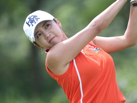 イケメン夫にメロメロ？イ・ボミ、“美脚丸見せ”膝上ミニスカに絶賛「スタイル良い！」「女優かと…」【PHOTO】