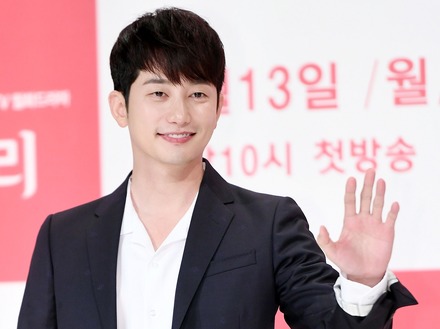 既婚男性に女性をあてがい家庭を破綻に追い込んだ？ 思わぬ疑惑が浮上したパク・シフ、強く反論「事実無根」