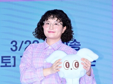 「刑務所レベルだ」“6坪の地下オフィス”を公開したチャンネル登録者100万人の韓国ユーチューバーに批判殺到