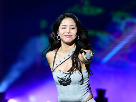 腰の線がくっきり…ソラ、モノキニ姿で妖艶な肌見せ！爽やかなプールサイドSHOTで視線強奪【PHOTO】