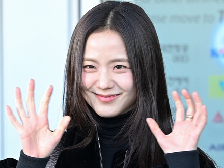 「思わず二度見した…」BLACKPINK・ジス、“オン眉ショートヘア”に変身!斬新イメチェンに絶賛の声【PHOTO】