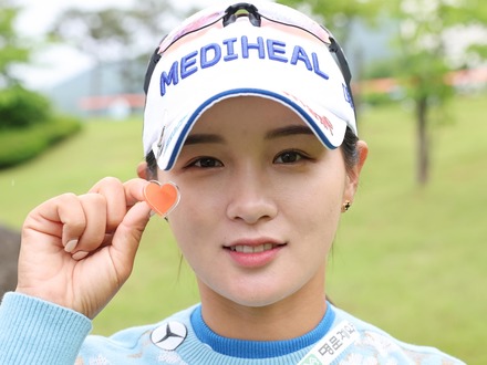 ギャップ萌えな猫耳に悶絶…“イ・ボミ2世”パク・ヒョンギョンに日韓ゴルフファン騒然「え、天使?」【PHOTO】