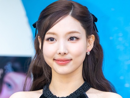直視できない…TWICE・ナヨン、“胸元ゆるめ”ドレスで魅せた抜群スタイル！「最高すぎ」【PHOTO】