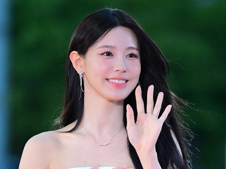 「見えちゃいそう…」“ほぼ紐ドレス”で話題を集めたミヨン、危うい足組みSHOTに視線釘付け！【PHOTO】