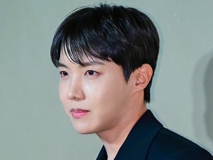 BTS・J-HOPE、ファッション誌に登場！“完全体”で過ごしたLAでの思い出語る「来年の春が楽しみ」【PHOTO】