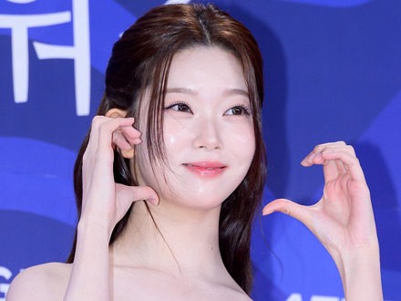 「耐えられない」Billlie・ツキ、胸元ゆったりドレスで“大人の色香”漂う美スタイル披露【PHOTO】