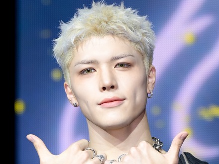 本当に10代?&TEAM・マキ、カリスマオーラ全開の“爆イケSHOT”にファン撃沈「メロすぎ」【PHOTO】