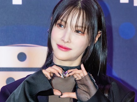 KARA・ギュリ、“赤の女神ビジュ”公開…完璧すぎるステージ裏ショットが