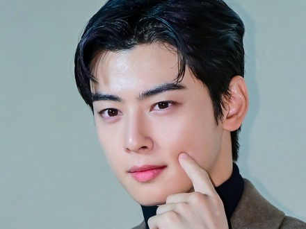 兵役中のASTRO・チャウヌ、元Wanna Oneメンバーと軍服姿で茶目っ気たっぷりな一面を披露【PHOTO】