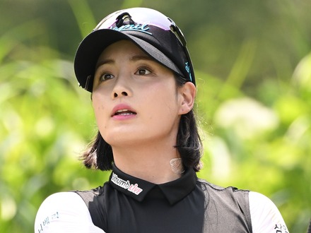 そんな見せて大丈夫？“韓国で最も美しい女優”似の29歳ゴルファー、美背中丸見せの大胆ドレスSHOT【PHOTO】