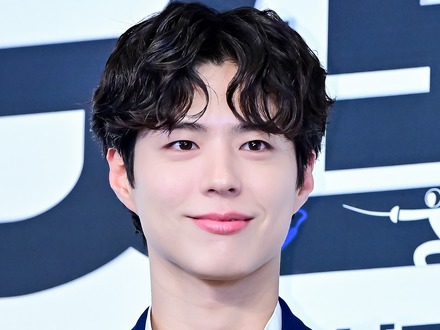 「彫刻かと思った…」俳優パク・ボゴム、美しすぎる“横顔ライン”に思わずファン感嘆！【PHOTO】